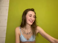 Hey jij... nieuwsgierig naar meer? Een 28-jarige geile moeder en alles behalve de standaard MILF. Klein en slank, maar 100% naturel... en ik hou ervan om bekeken te worden. Mijn spel is simpel: jou plagen tot je het niet meer houdt... laat mij je dag wat heter maken. In privéchat ga ik topless, wil je mij helemaal naakt zien en samen met mij spelen? Dan moet je naar VIP gaan.