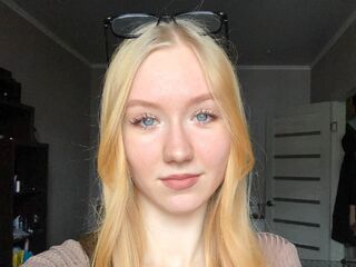 camgirl playing with vibrator AvelinaSeide