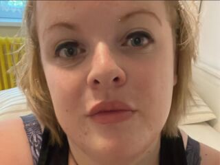 hot cam girl masturbating with sextoy EllaConway