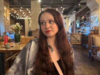 camgirl playing with vibrator EmilyGreek