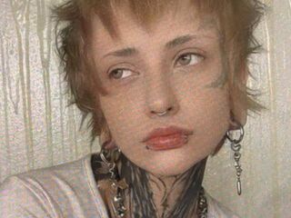 camgirl fingering shaved pussy JulianeVerdier