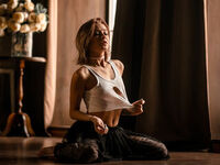 naughty cam girl masturbating with dildo LeilaLoveton