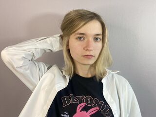 topless cam girl LinnieBlackner