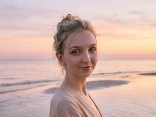 nude webcamgirl LivMarquardt