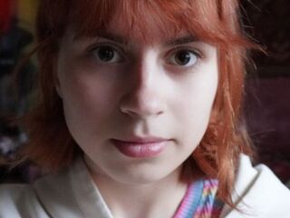 cam girl playing with sextoy SerafinaGoettl