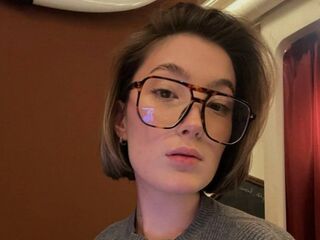 cam girl playing with vibrator SheilaSweezer